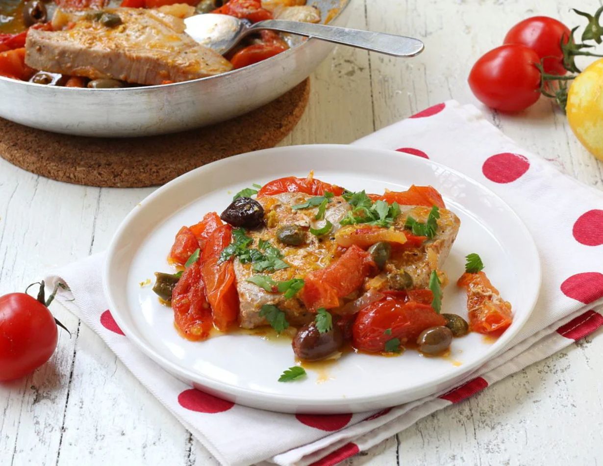 Trancio di tonno scottato con caponata di verdure